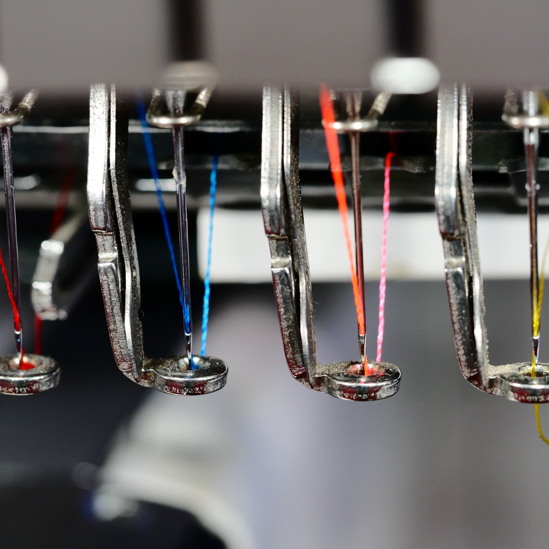 Stickmaschine beim Besticken